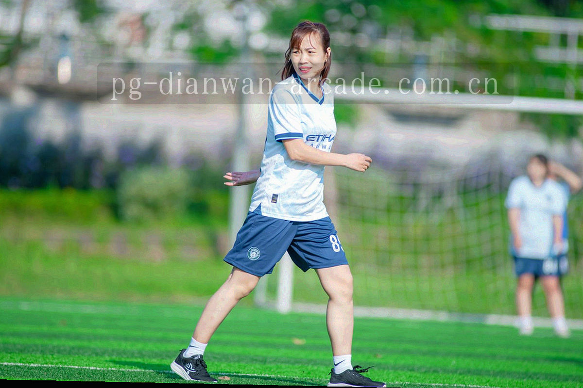 街机摇杆与像素风手柄的特写，表面反射出紫罗兰与青色霓虹光